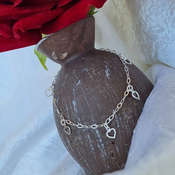 Pulseira de 2 mm com Pingente de Corações Vazados em Prata 925