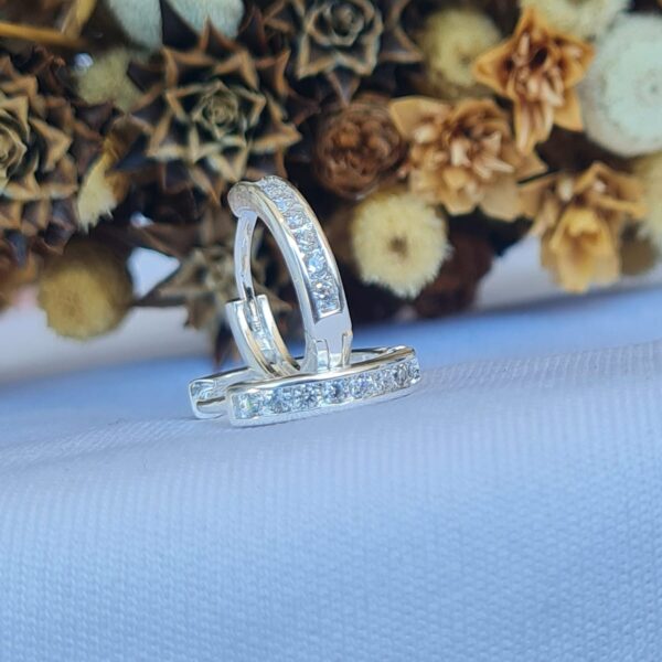 Brinco argola com zircônia, diâmetro de 13,67 mm e espessura de 2,46 mm em Prata 925