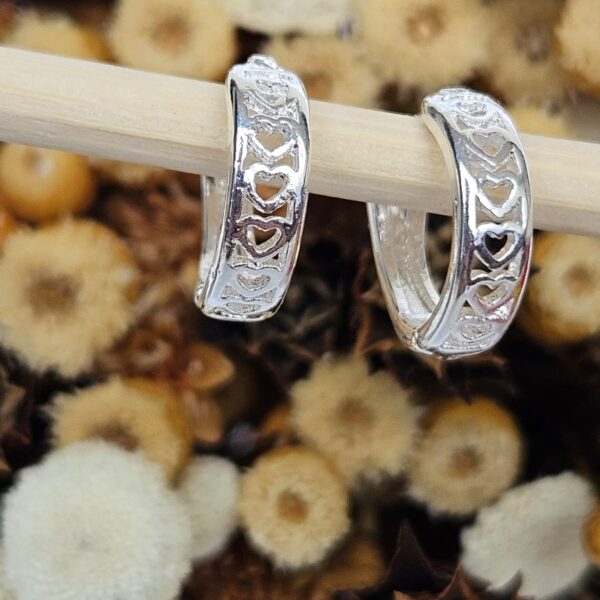 Brinco argola com corações vazados, diâmetro de 13,18 mm e espessura de 3,56 mm em Prata 925