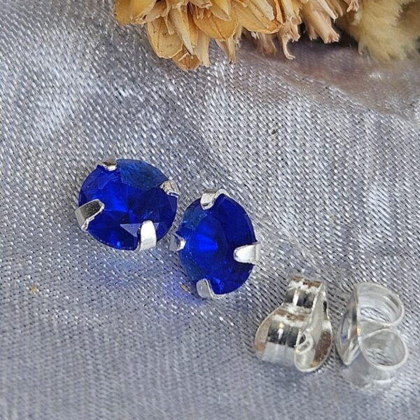 Brinco de zircônia azul safira redonda 6 mm em Prata 925