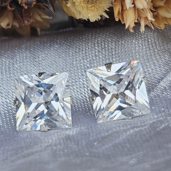 Brinco de zircônia quadrada 8 mm em Prata 925