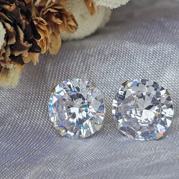 Brinco de zircônia redonda com 12 mm em Prata 925