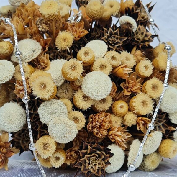 Corrente delicada de 1 mm com bolinhas de prata ao longo do design, medindo 40 cm