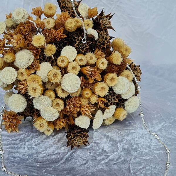 Corrente delicada de 1 mm com bolinhas de prata ao longo do design, medindo 50 cm