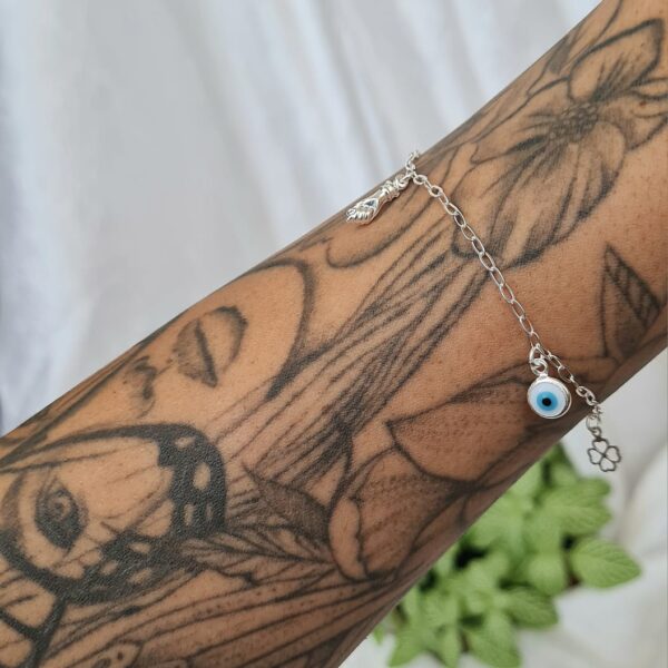 Pulseira de 2 mm com pingentes de amuletos: olho grego, figa e trevo em Prata 925