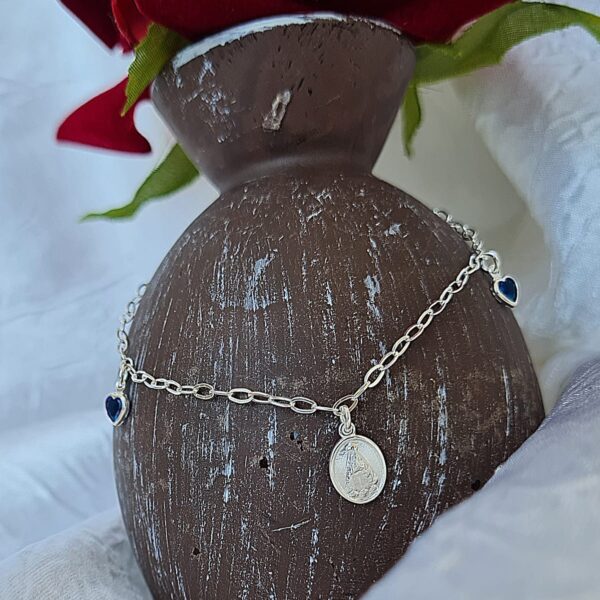 Pulseira de 2 mm com medalha de Nossa Senhora Aparecida e mini corações com zircônias azuis em Prata 925